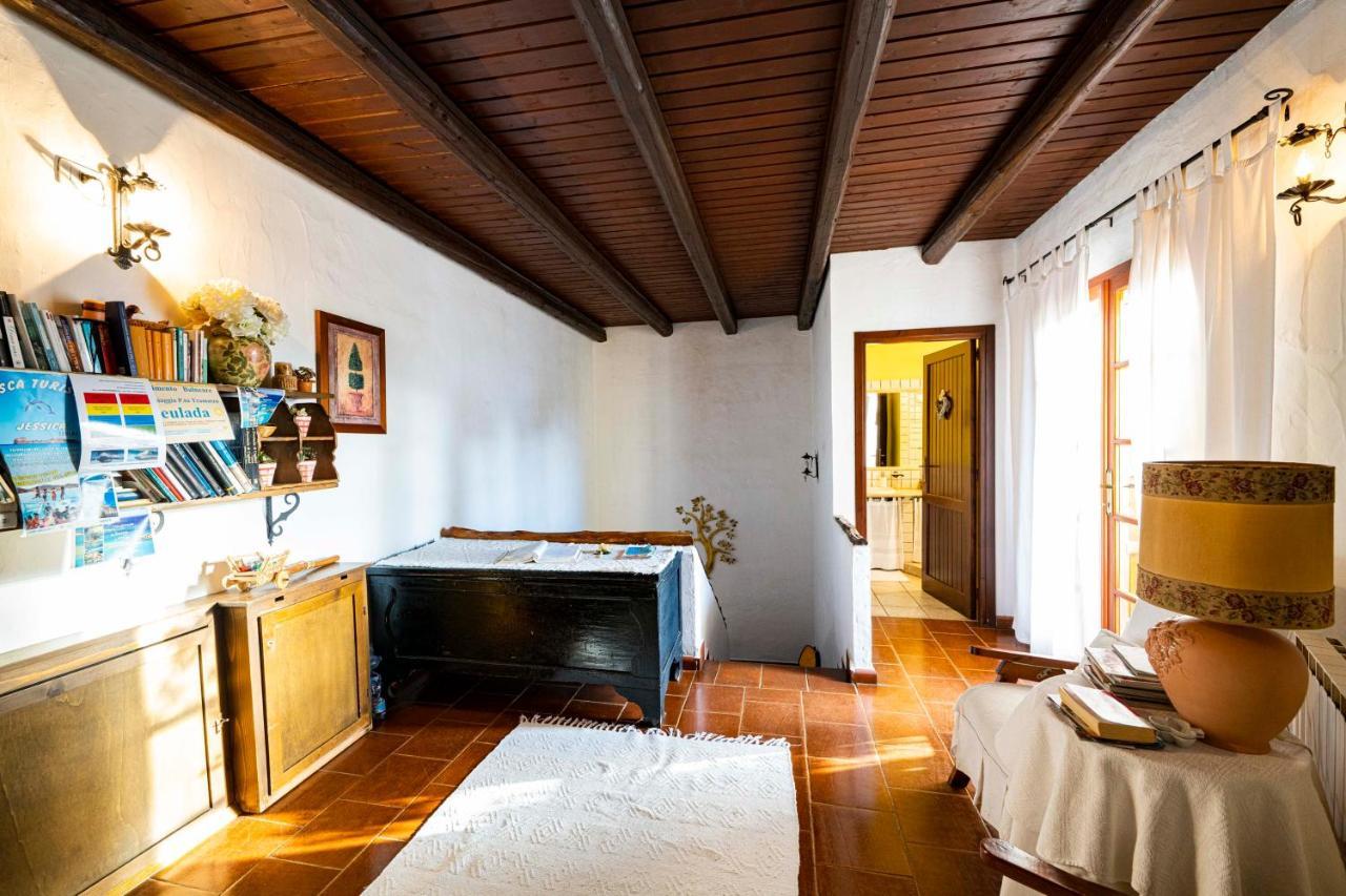 Sa Domu Sarda Suites - Bed & Breakfast Porto Columbu - Perd'E Sali Buitenkant foto